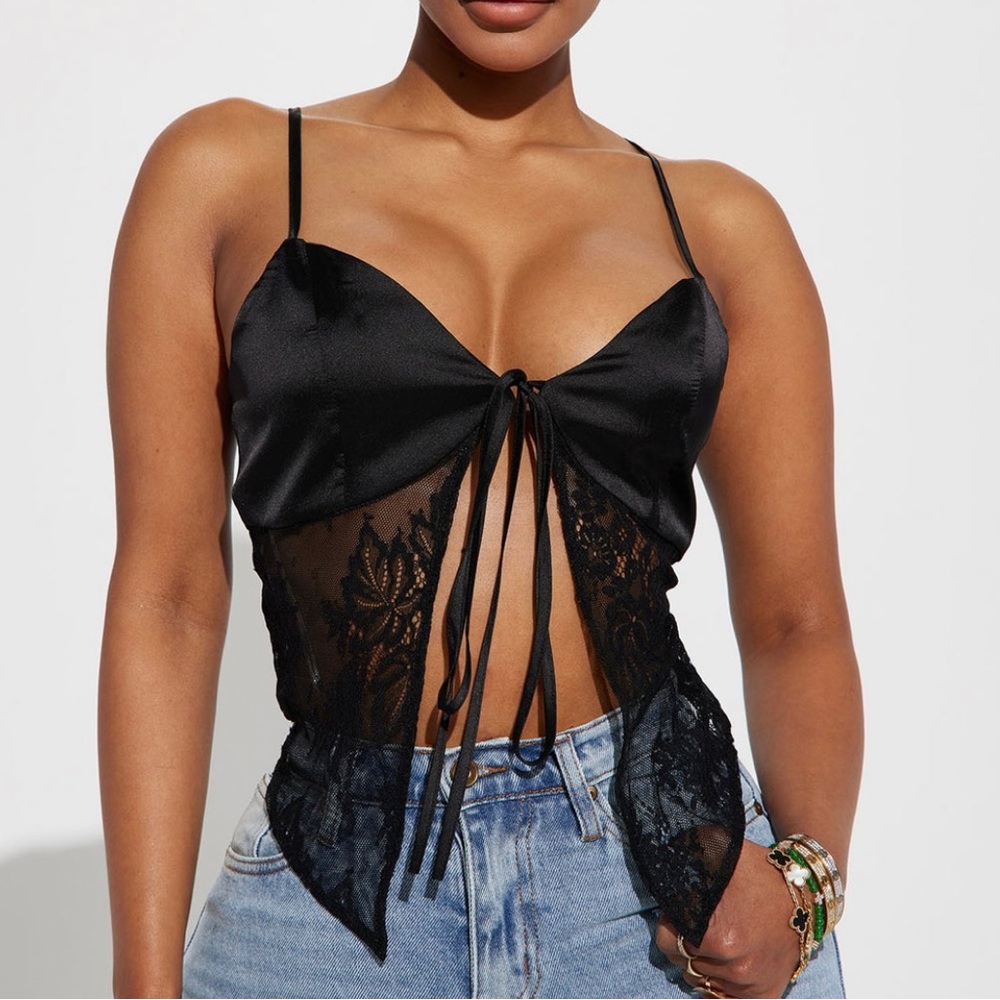 I’m selling this cute lace top from fashion nova . Super cute just wrong size